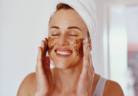 4 benefícios de fazer limpeza de pele